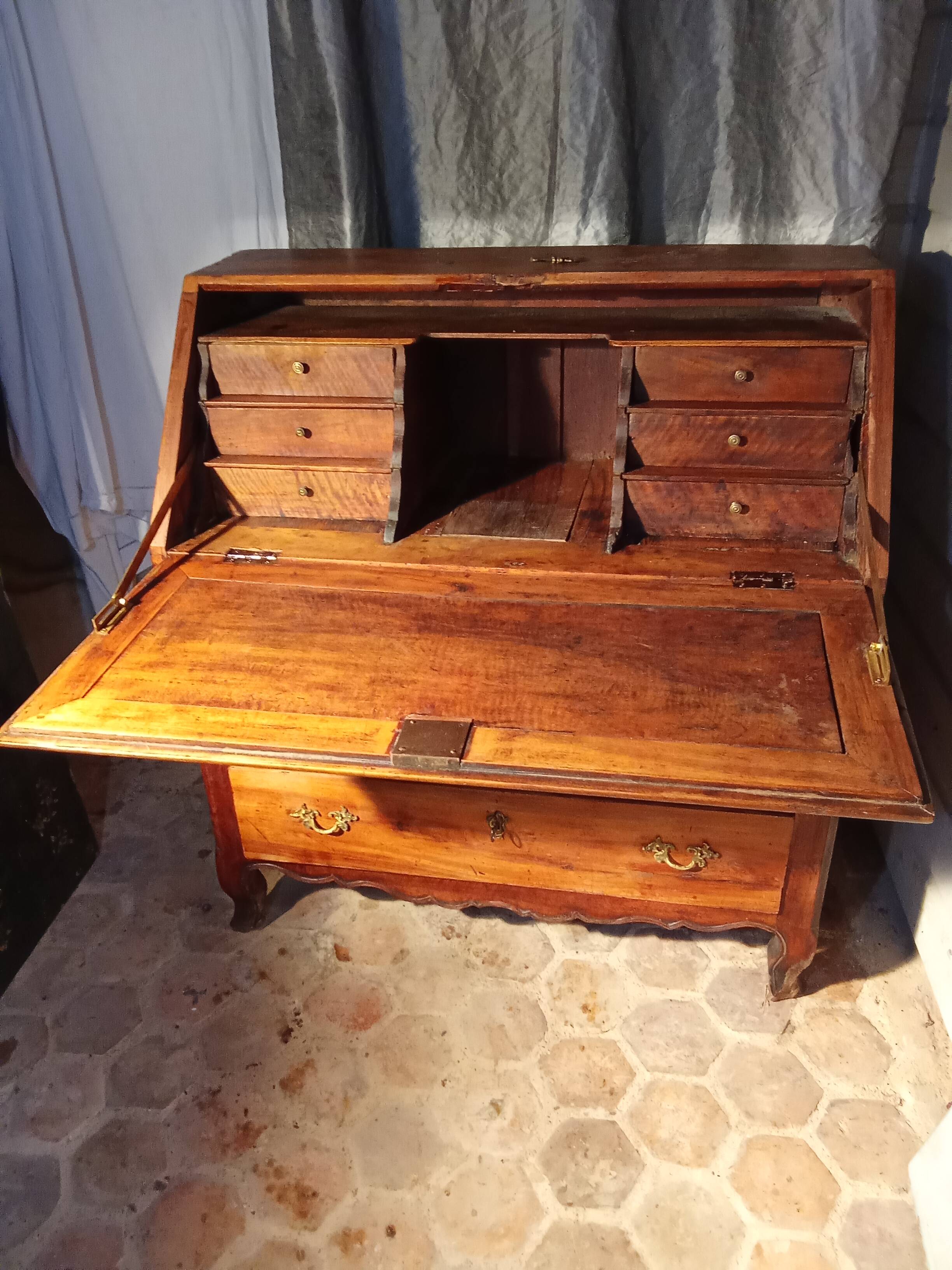 Louis XV period walnut writing desk, 18th century.