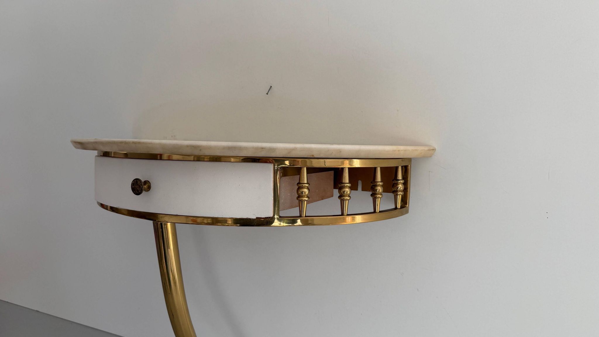Console murale flottante avec tiroir, corps en laiton et plateau en marbre, années 1960, Italie