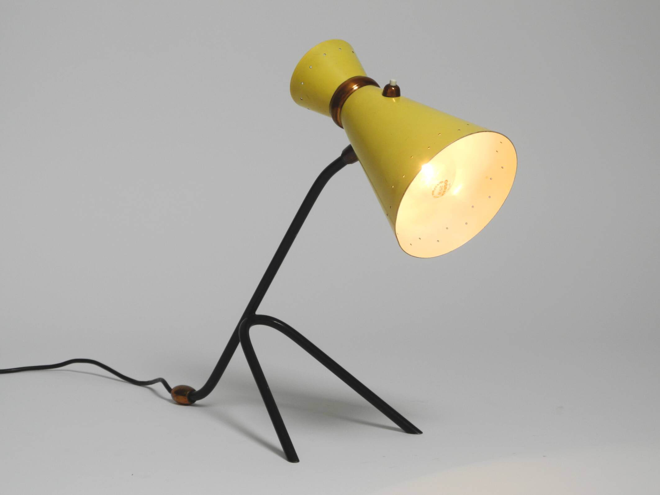 Grande lampe de table sur trépied de style mid-century moderne avec abat-jour diabolo jaune.