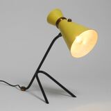 Grande lampe de table sur trépied de style mid-century moderne avec abat-jour diabolo jaune.