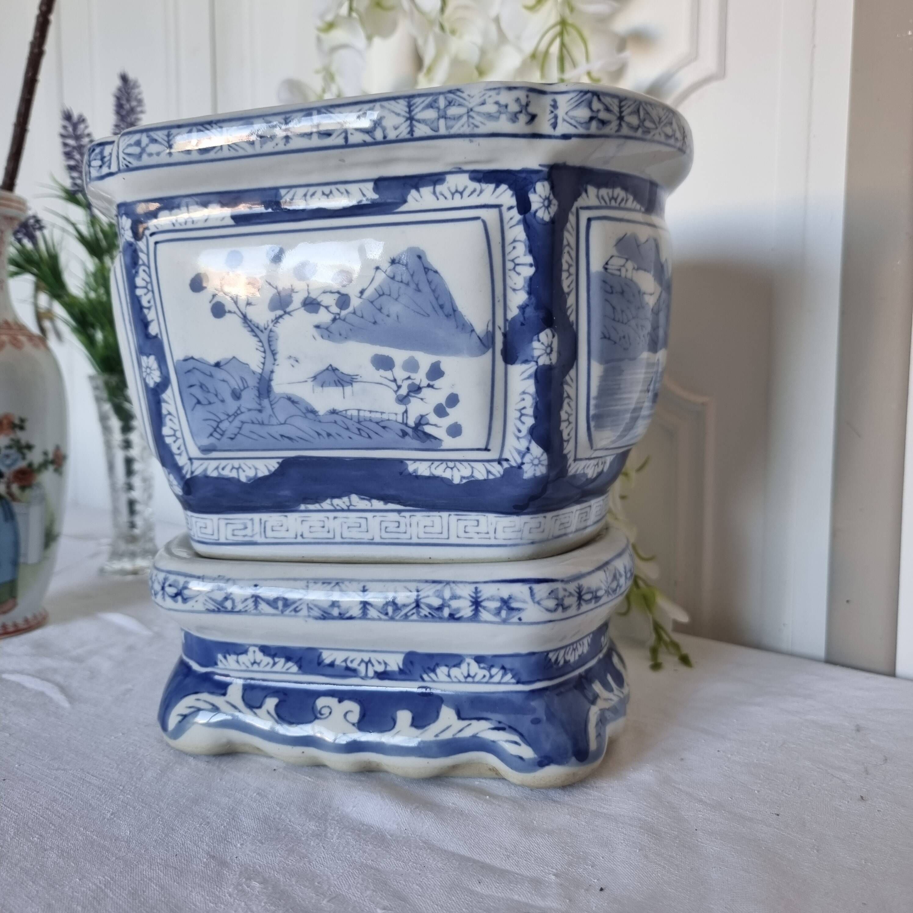 Magnifique cache-pot oriental sur piédestal en porcelaine bleue et blanche