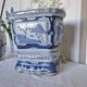 Magnifique cache-pot oriental sur piédestal en porcelaine bleue et blanche