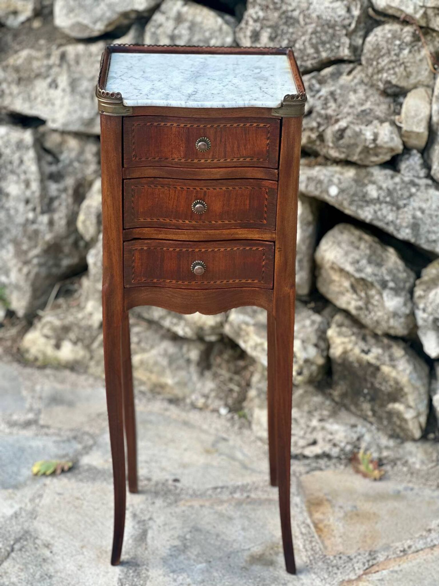 Petite table Chiffonnière en bois de placage de style Transition .