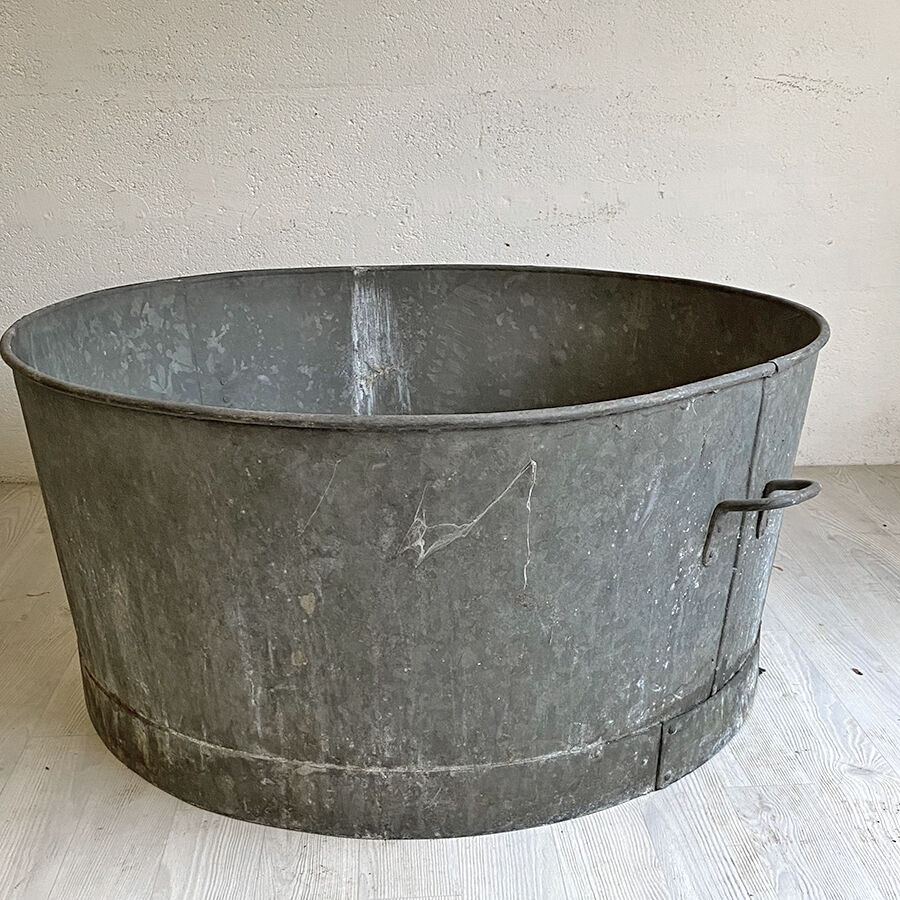 Basin in vintage zinc