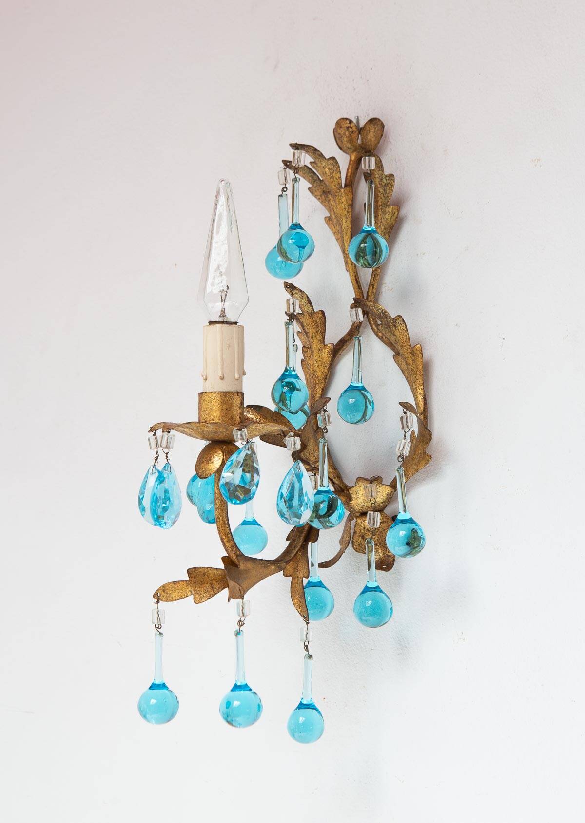 Applique murale italienne en fer doré et cristaux bleu turquoise, vers 1960