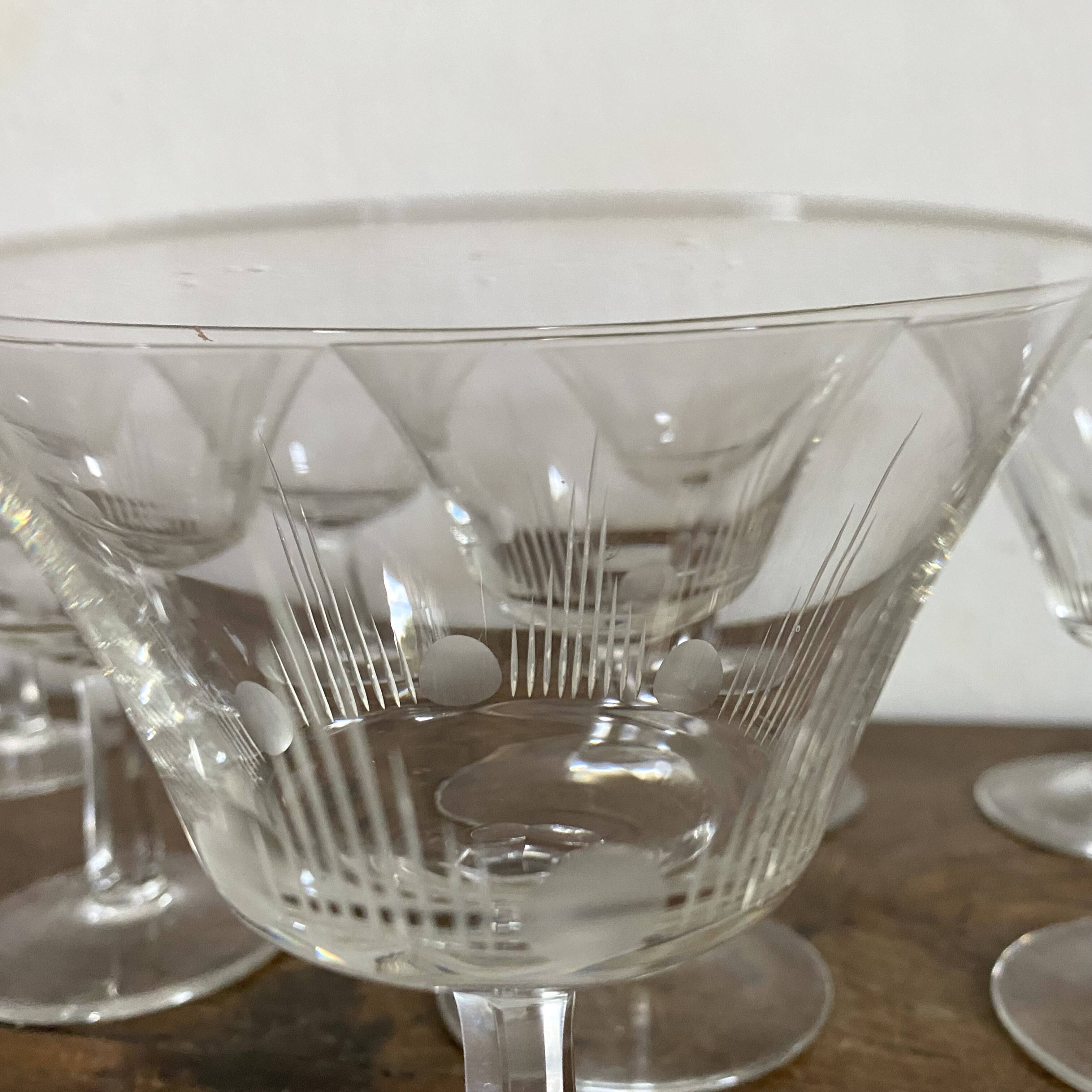 Coupes à champagne anciennes en verre gravé