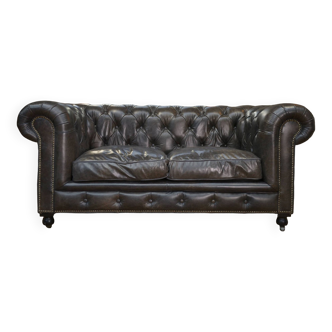 Canapé Chesterfield en cuir capitonné couleur caviar