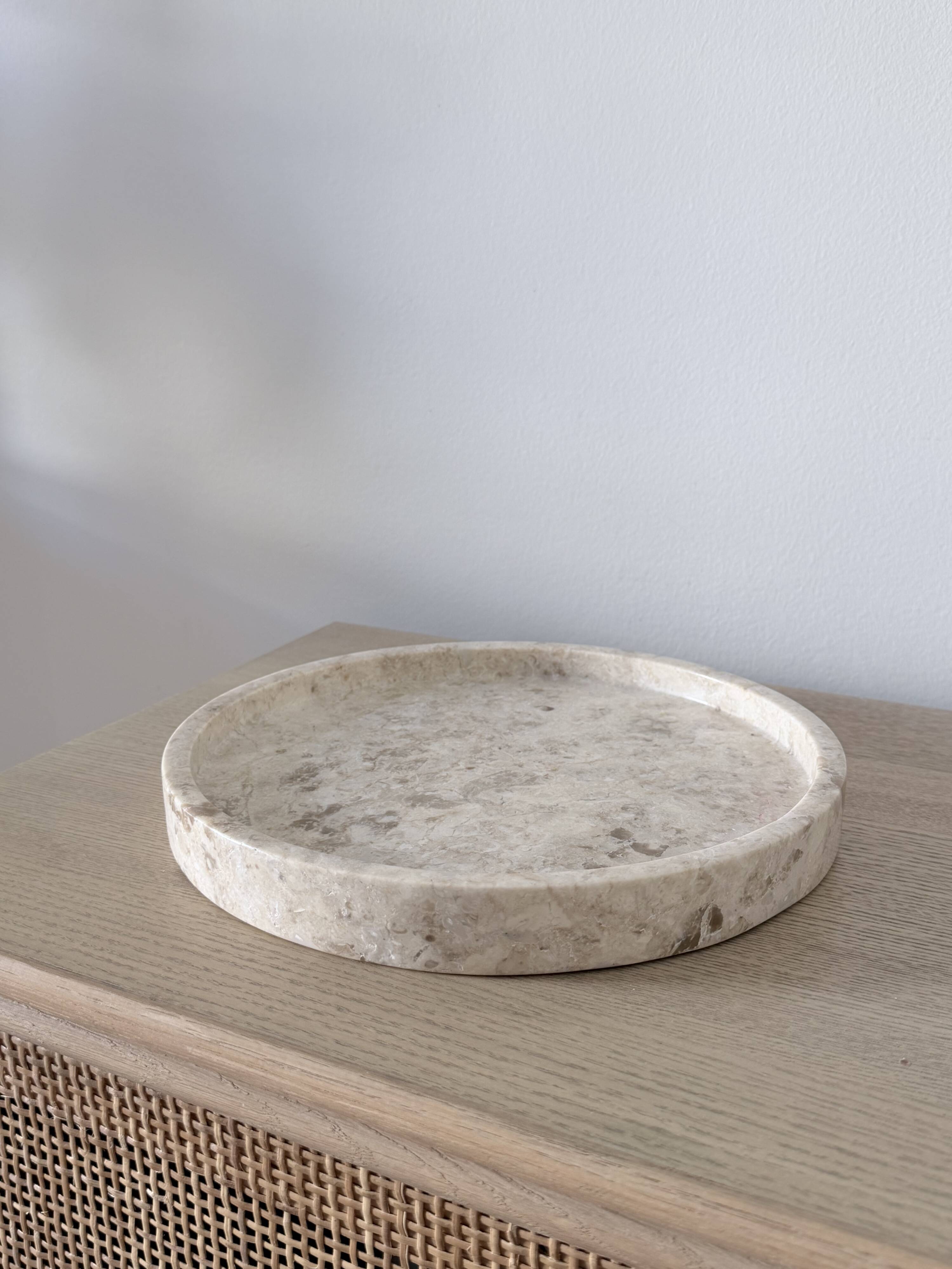 Small round tray in travertine