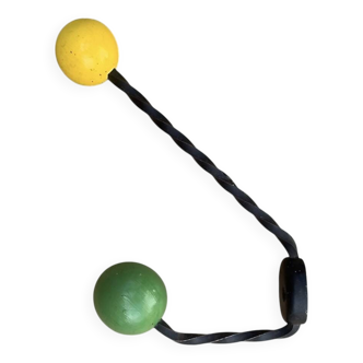 Ancienne patère en fer forgé à boules colorées – années 50