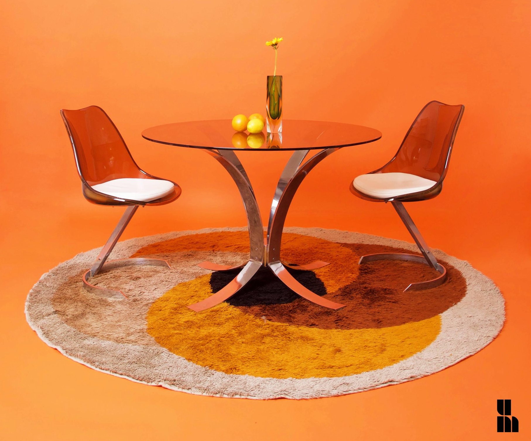 Table circulaire en métal et verre fumé 1970