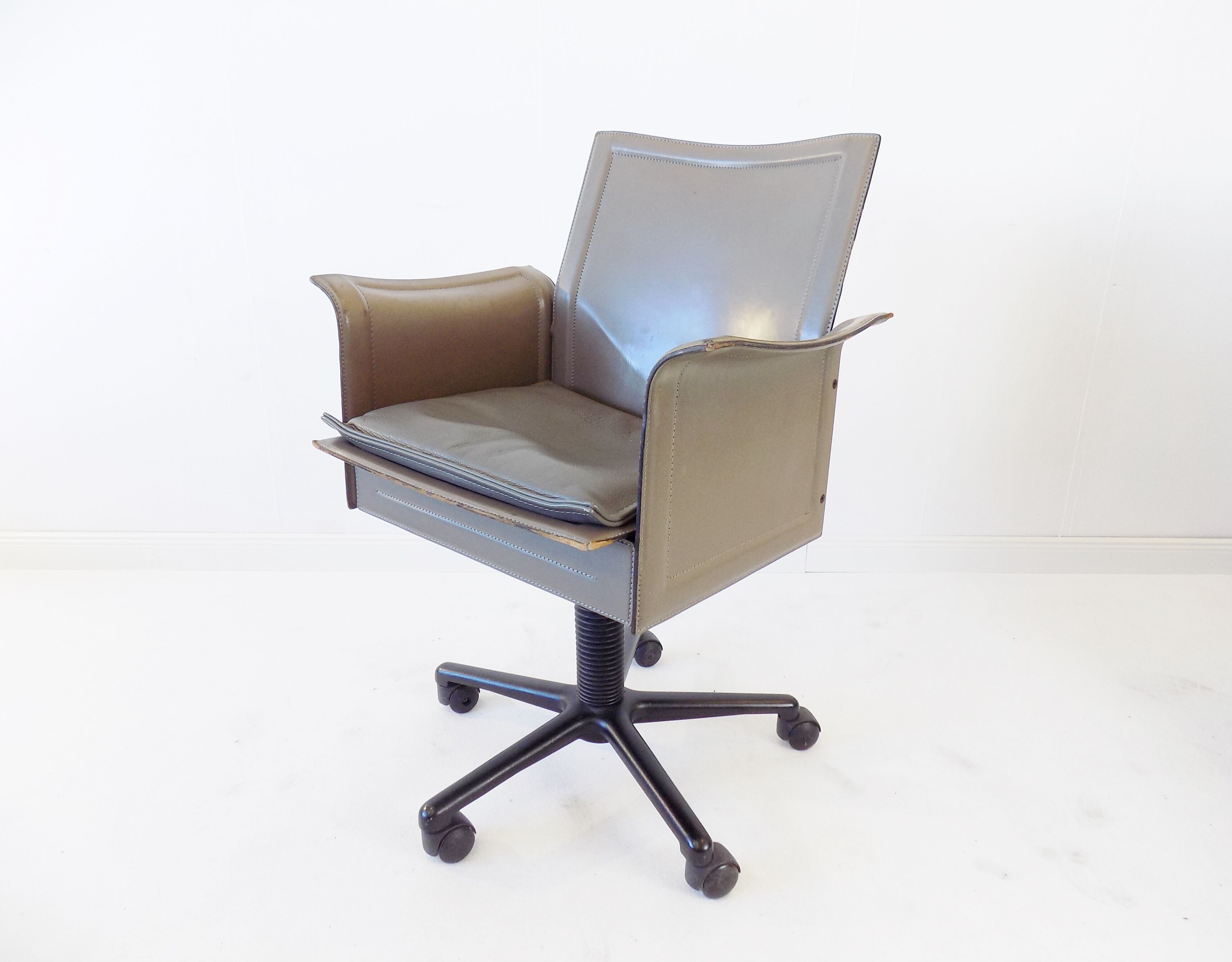 Matteo Grassi Korium leather office chair by Tito Agnoli