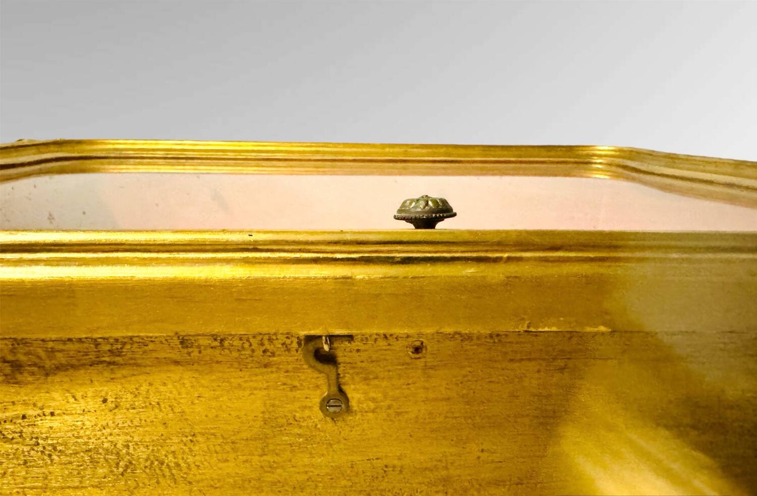 Vitrine murale de style Louis XV Rocaille Bois doré