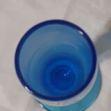 Vase en verre bleu