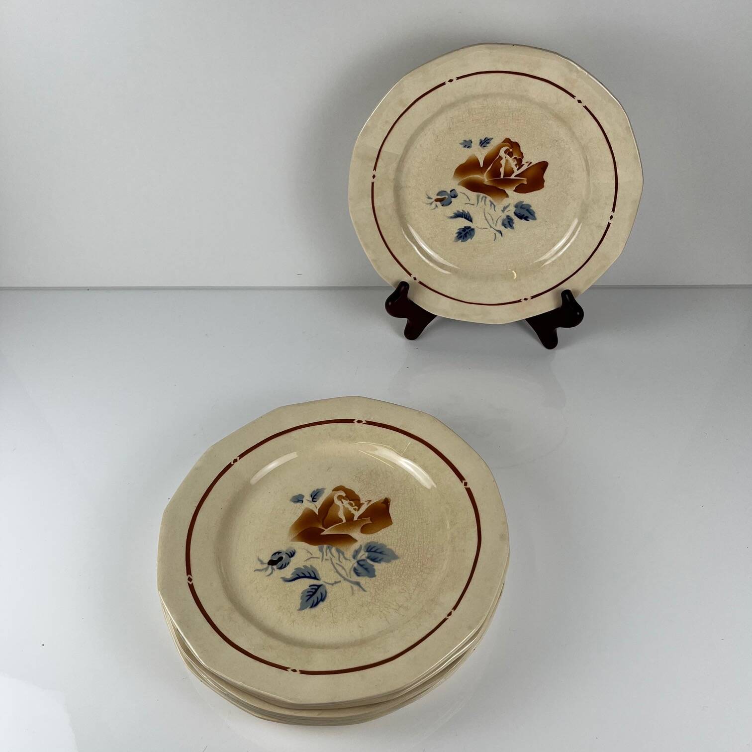 Set of 6 flat plates Sarreguemines flower pattern, first half of the 20th century.