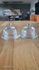 2 beurriers en verre transparent avec leurs cloches assorties