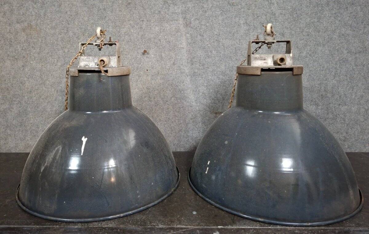 Pair of industrial pendant lights in enamelled sheet metal – 20th century (lot A)