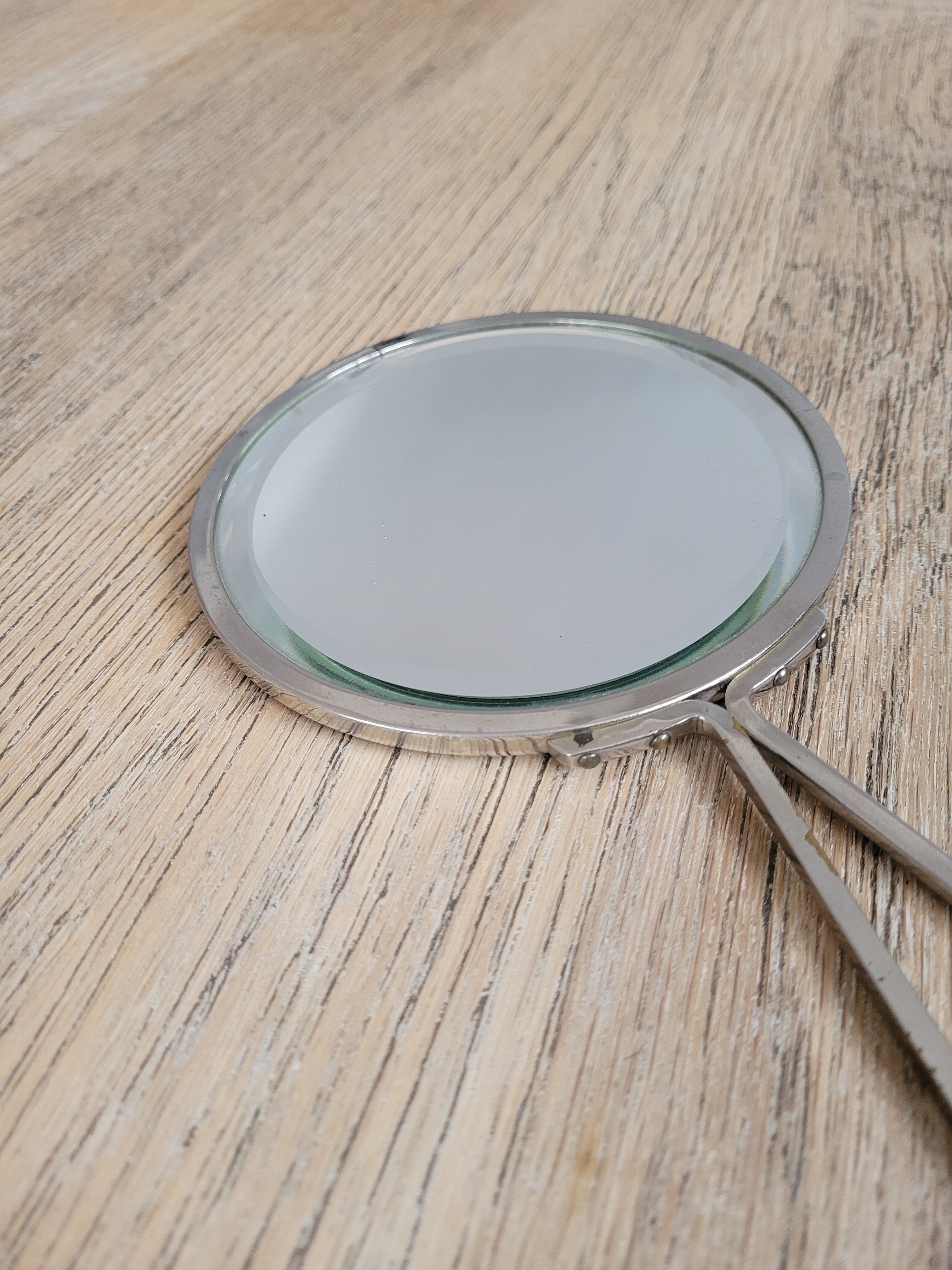 Mirror "face to hand" in chromed metal