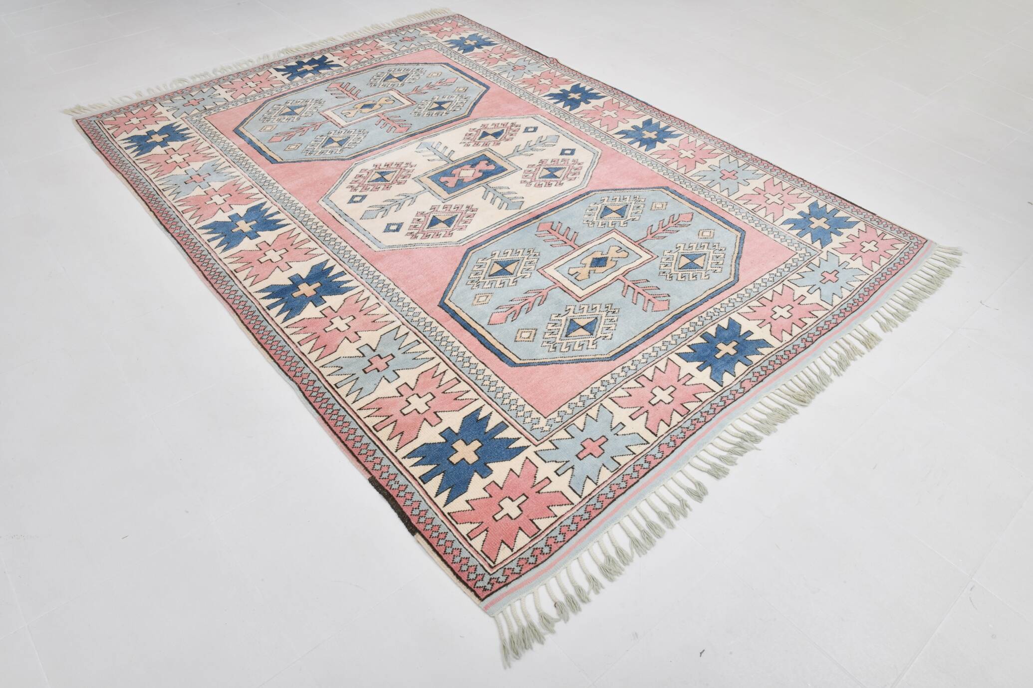 Grand tapis kilim 286x208, tons rose et bleu, motifs tribaux vintage