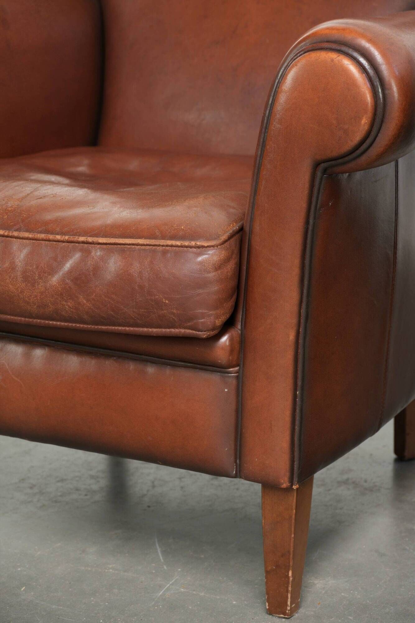 Set of 2 comfortable sheepskin armchairs with a timeless look