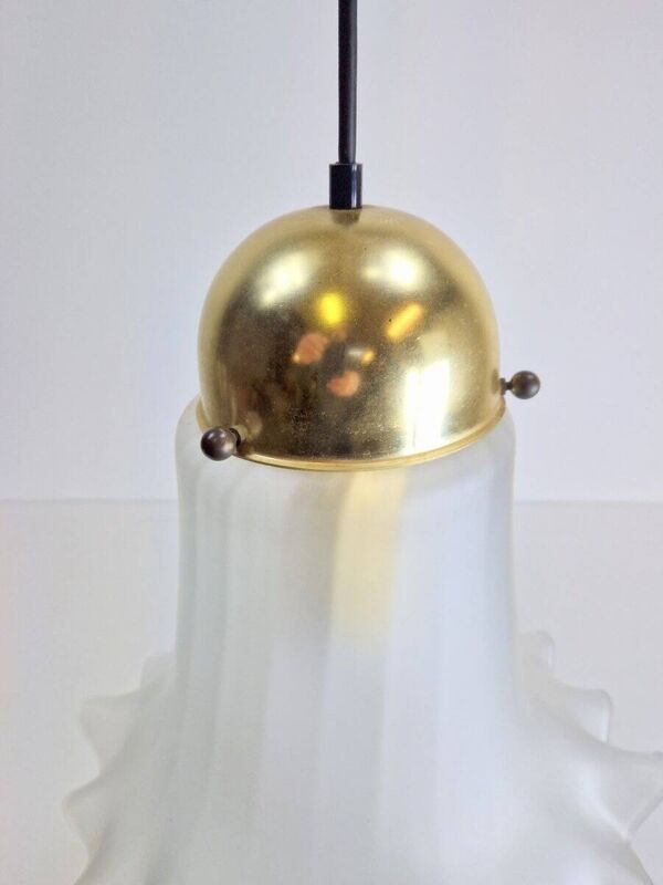 Suspension en verre et laiton vintage en forme de mouchoir de Peill & Putzler, années 1960.