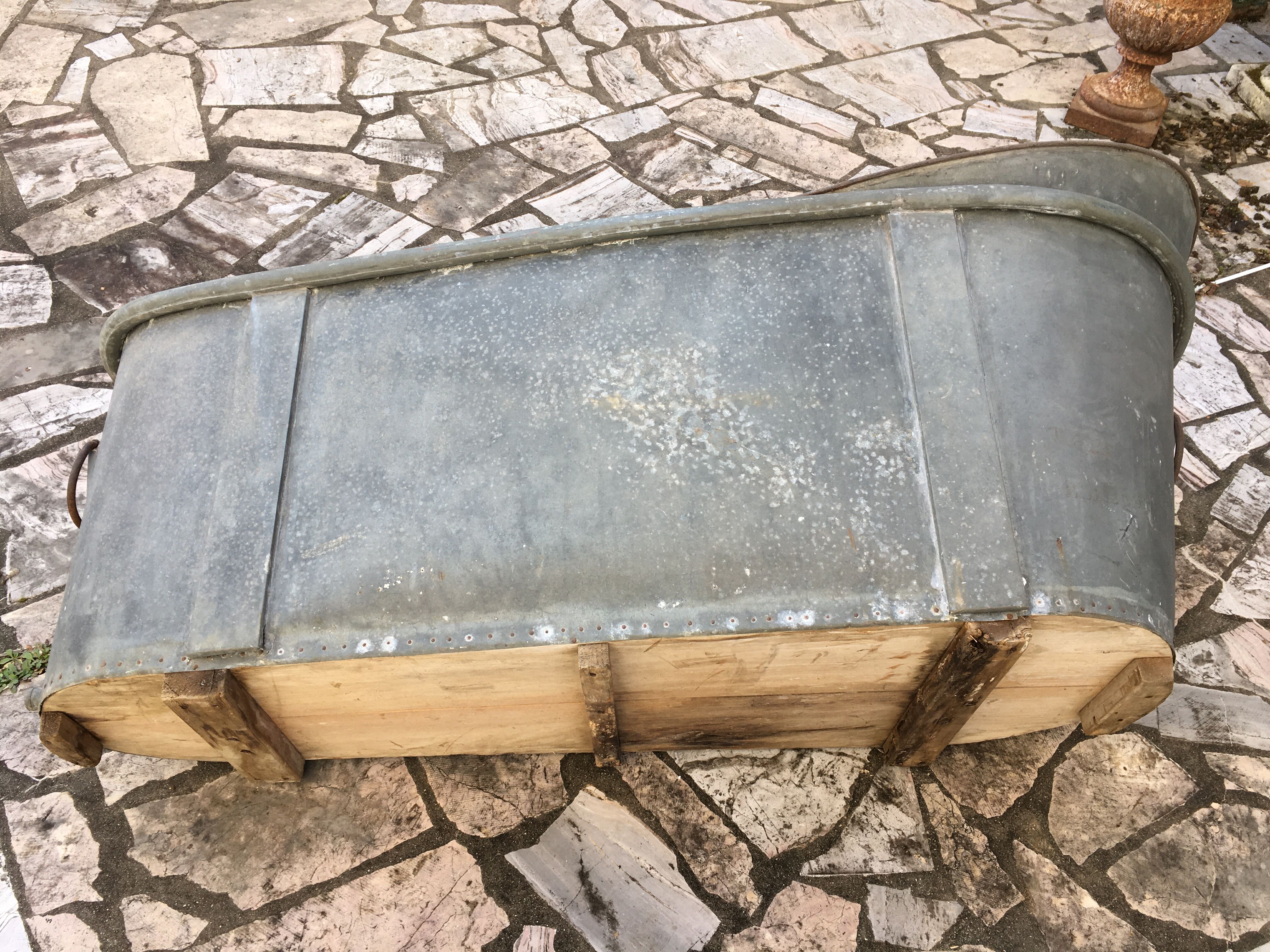 Zinc bathtub of the nineteenth