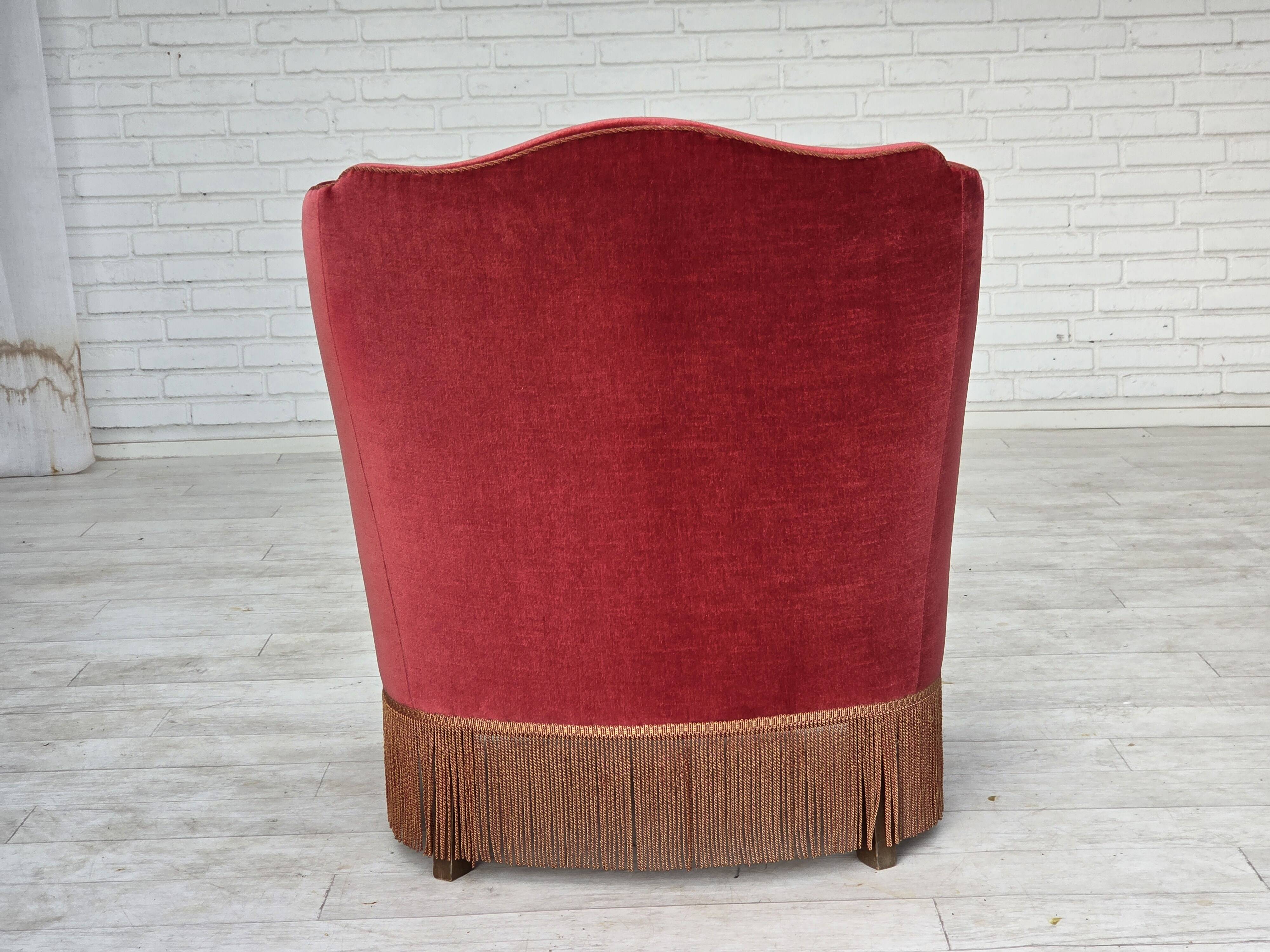 Fauteuil danois des années 1970, velours de mobilier, pieds en bois d'orme.