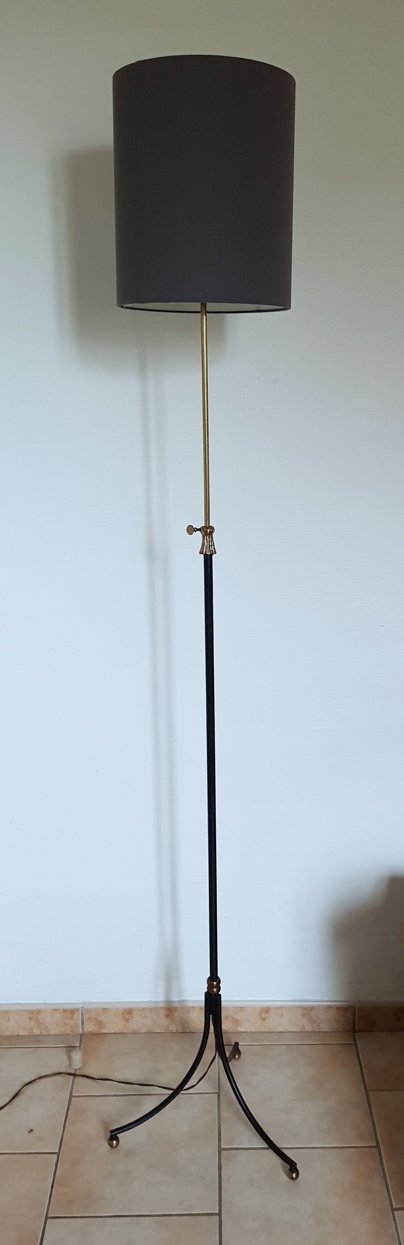 Tripod lamppost 1950