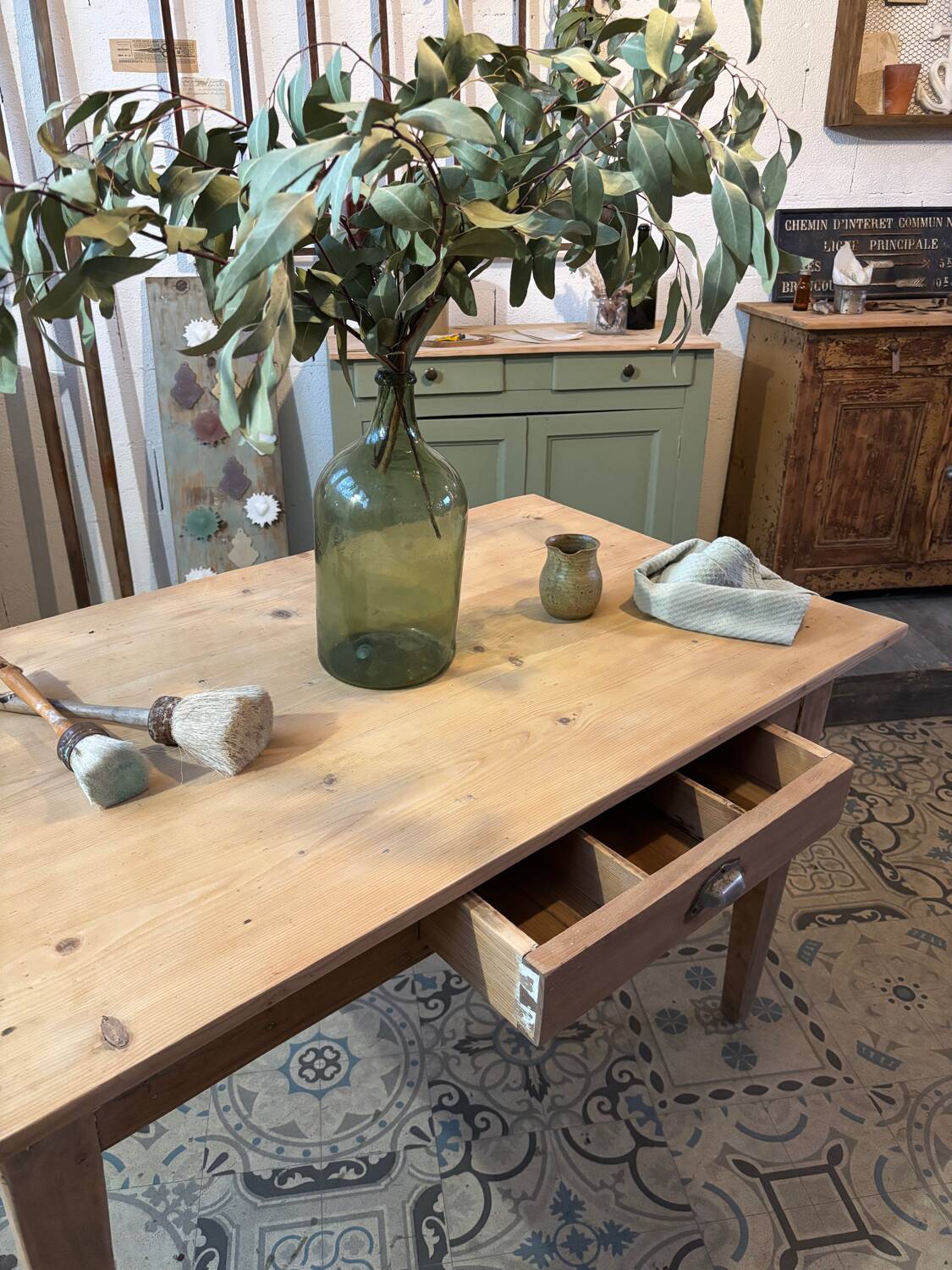 Farm table with 2 drawers