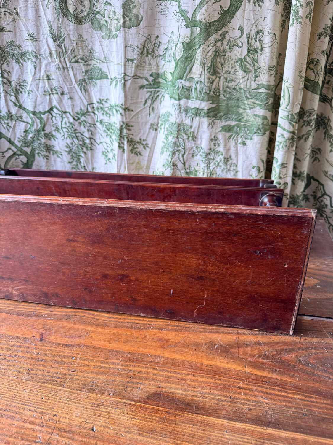 Elegant Victorian mahogany wall shelf. Late 19th century.