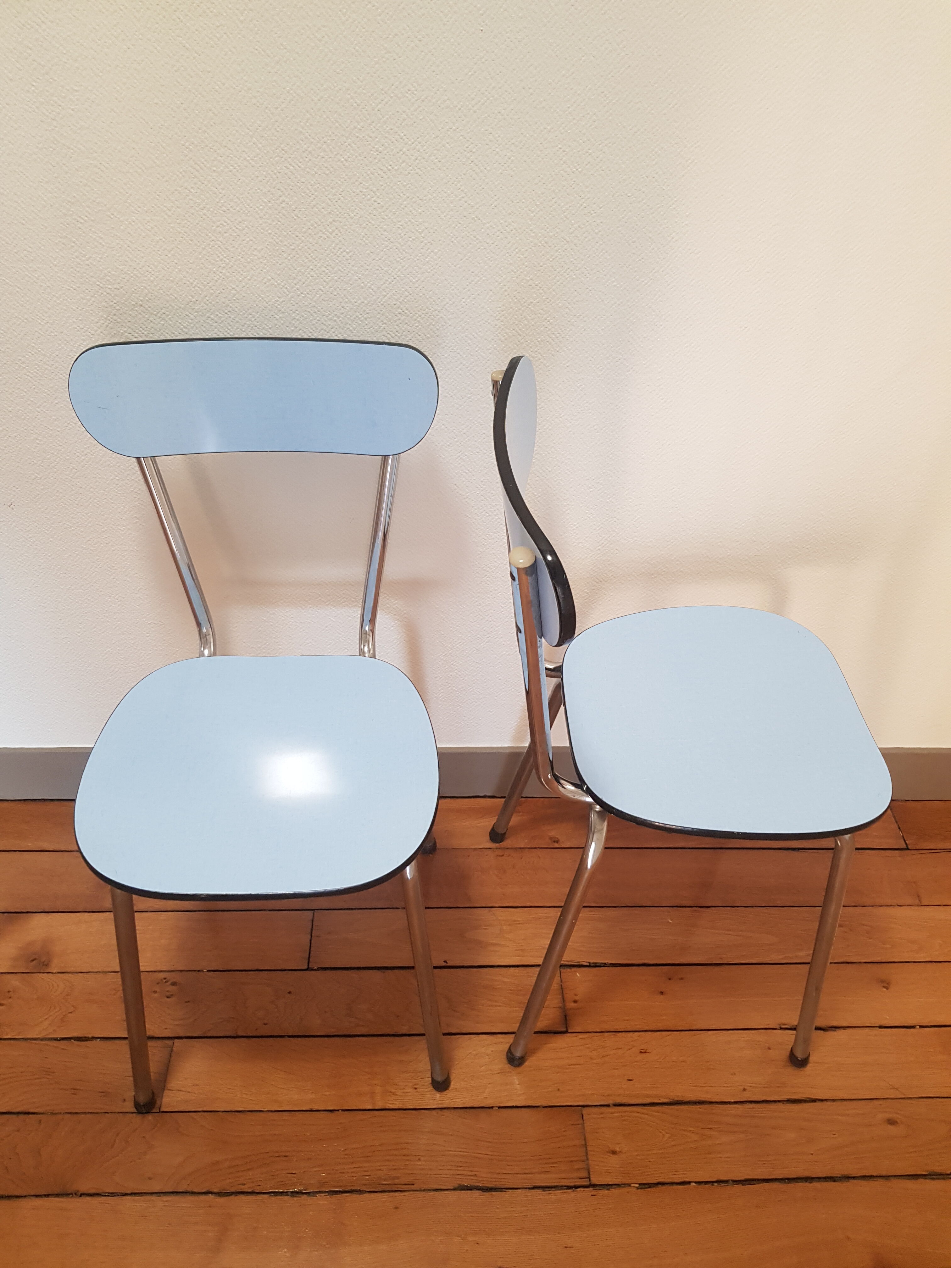Lot of 2 Chairs in formica