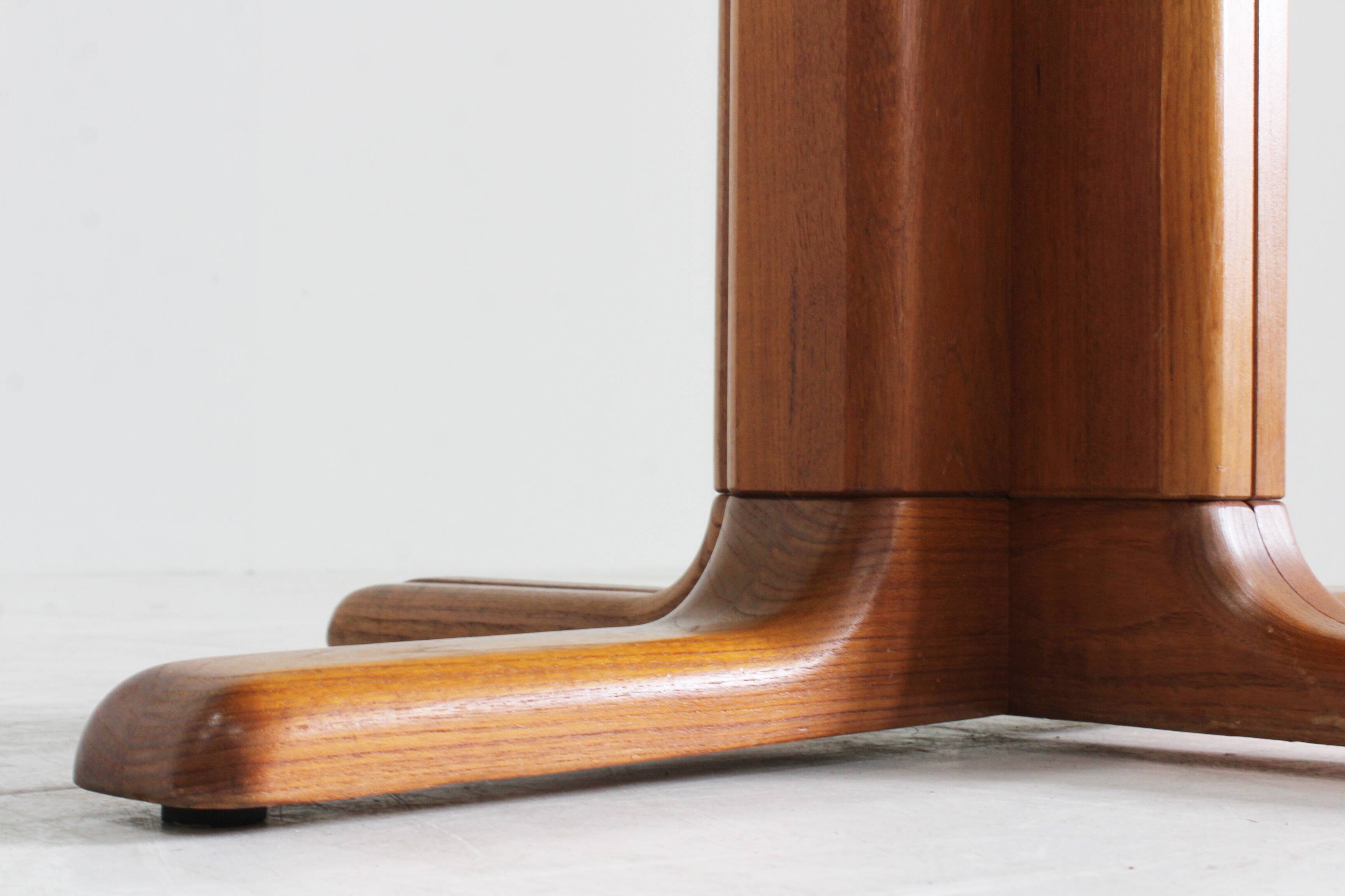 Table à manger ovale extensible vintage danoise en teck massif des années 1960