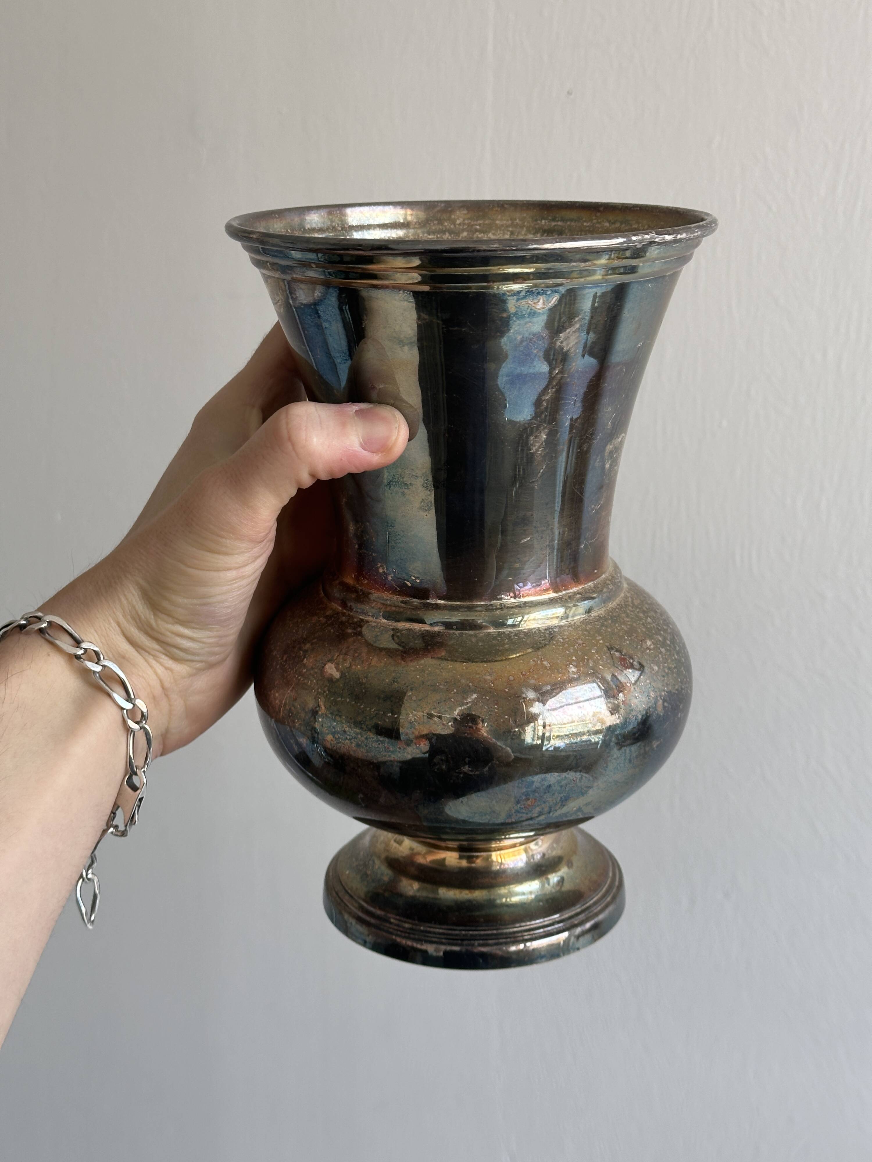 Vase en métal ancien très patiné