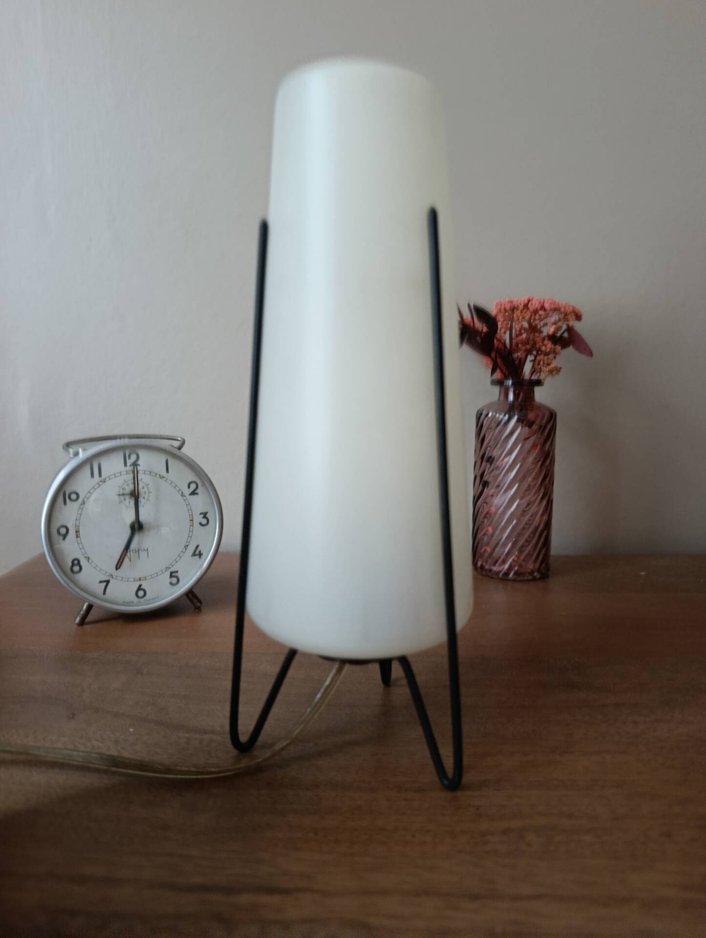 Tripod lamp in metal and white plastic, mid-century space age.