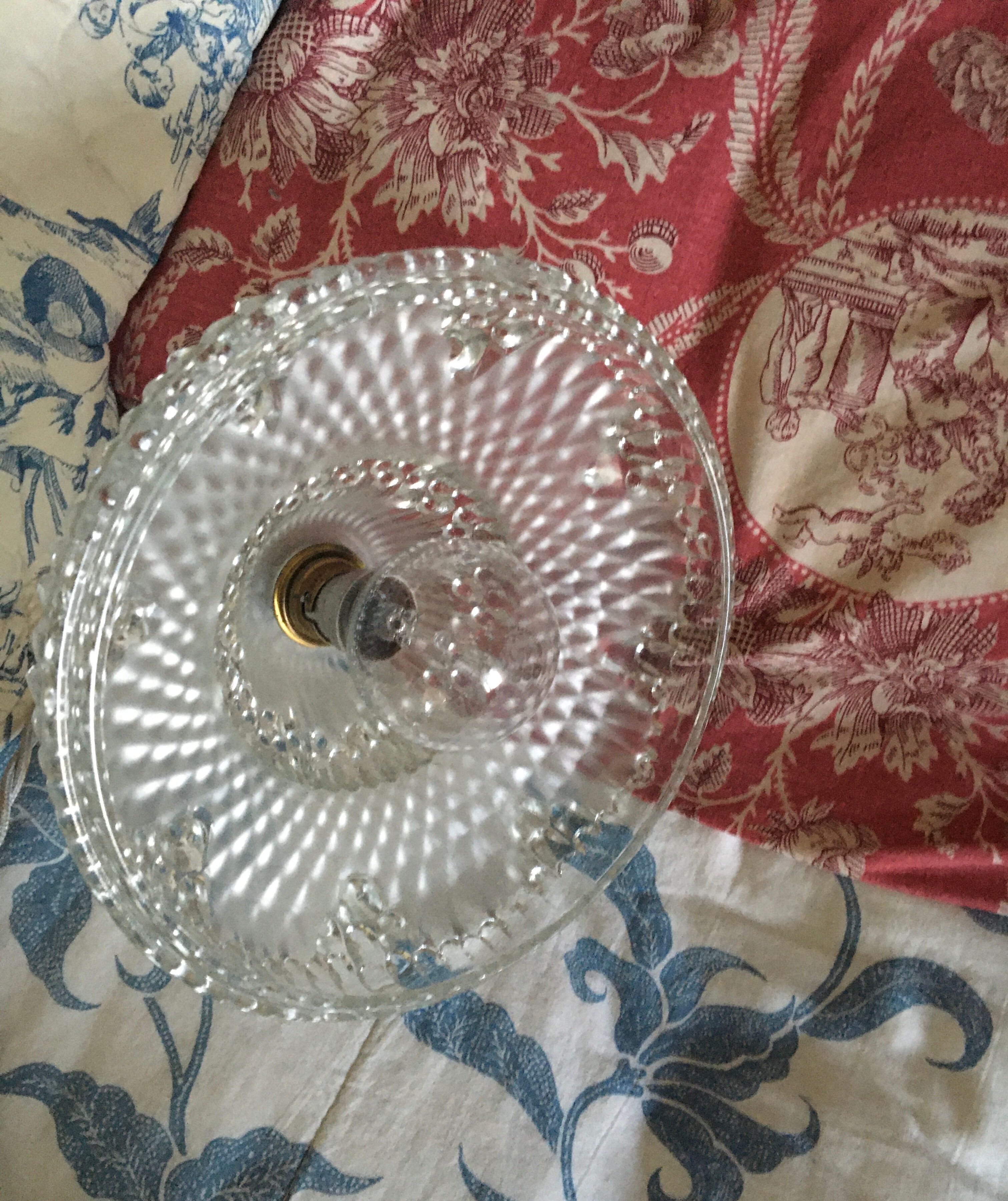 Hanging moulded glass with cable