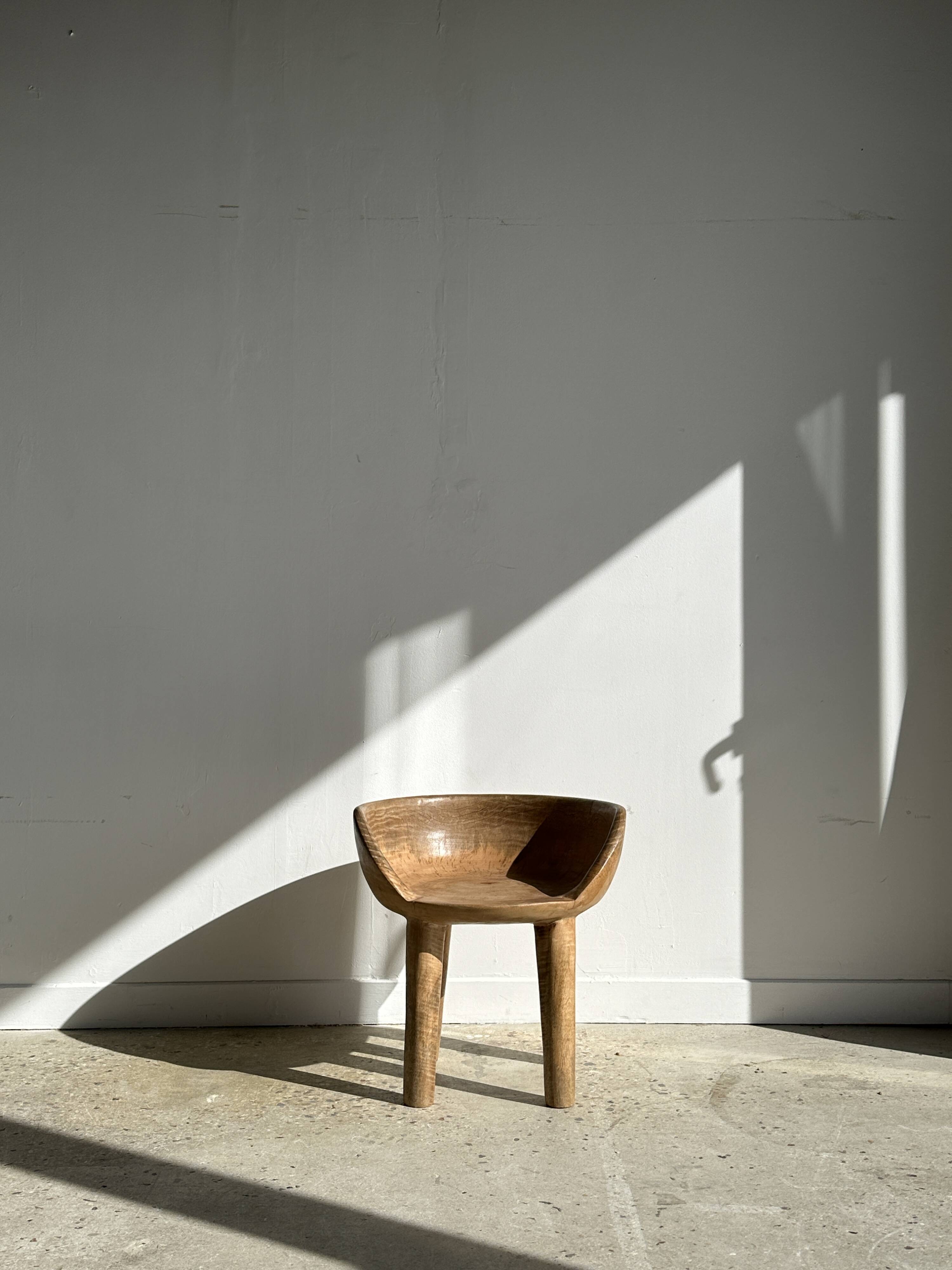 Quadripod chair with round seat and small back in natural monoxyl mango wood
