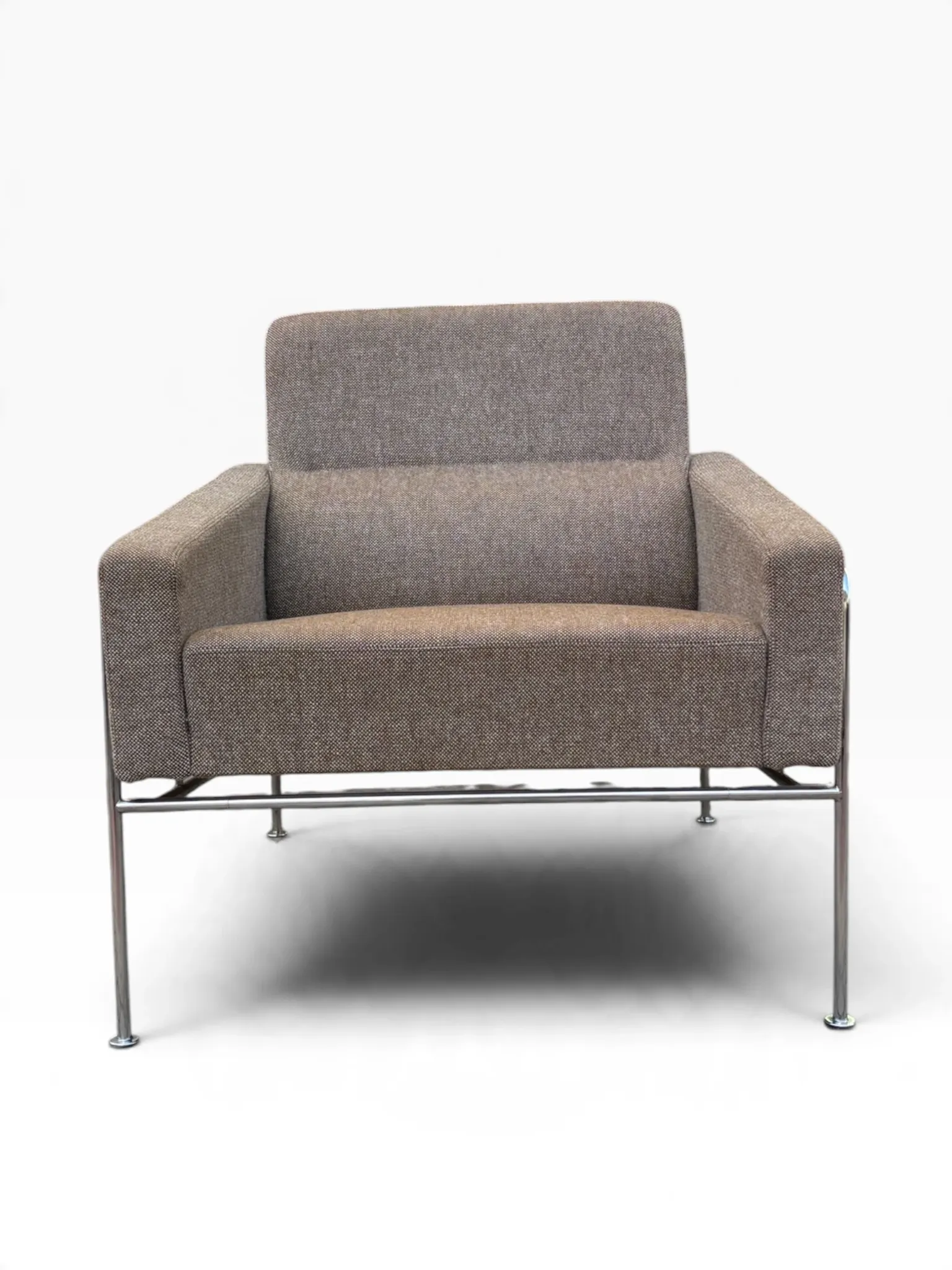 Lounge chair Mod. 3300 by Arne Jacobsen for Fritz Hansen