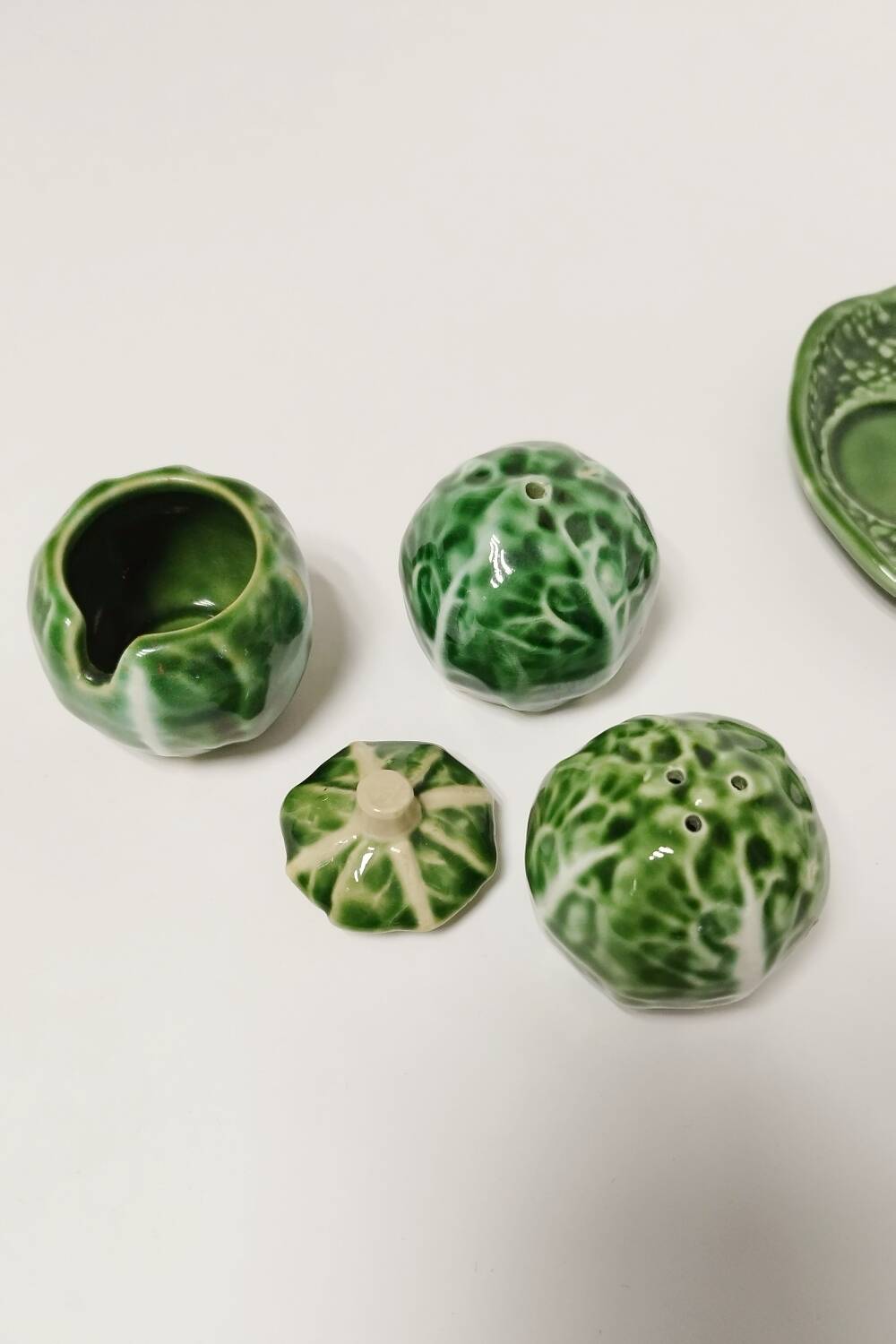 Salt and pepper shaker set with cabbages in slip