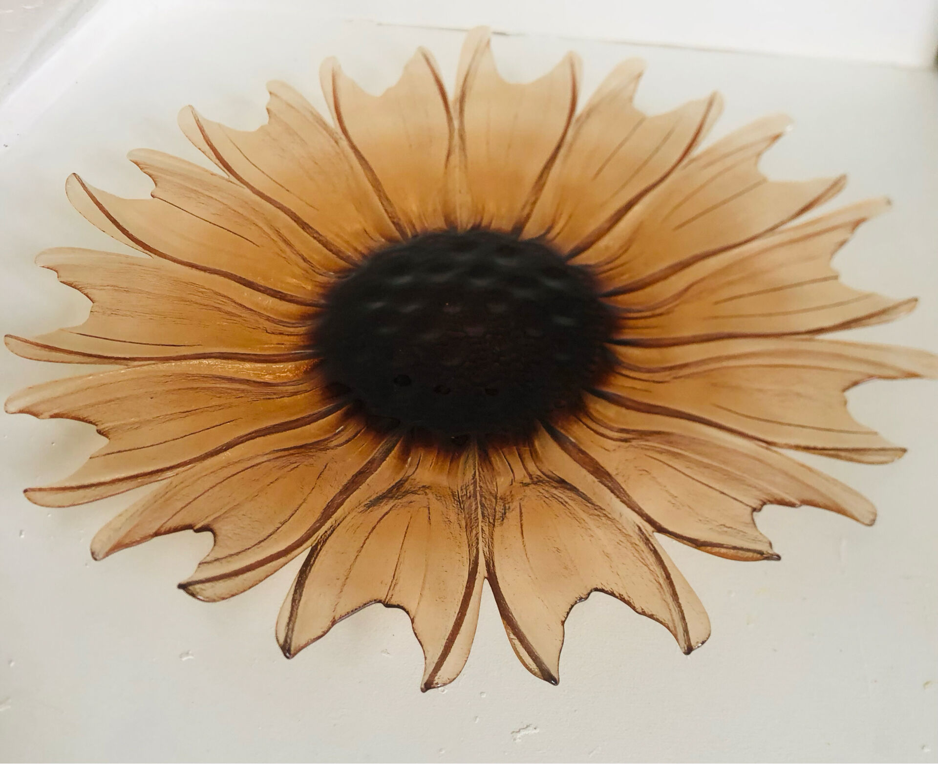 Plat tournesol en verre moulé pressé circa 1960