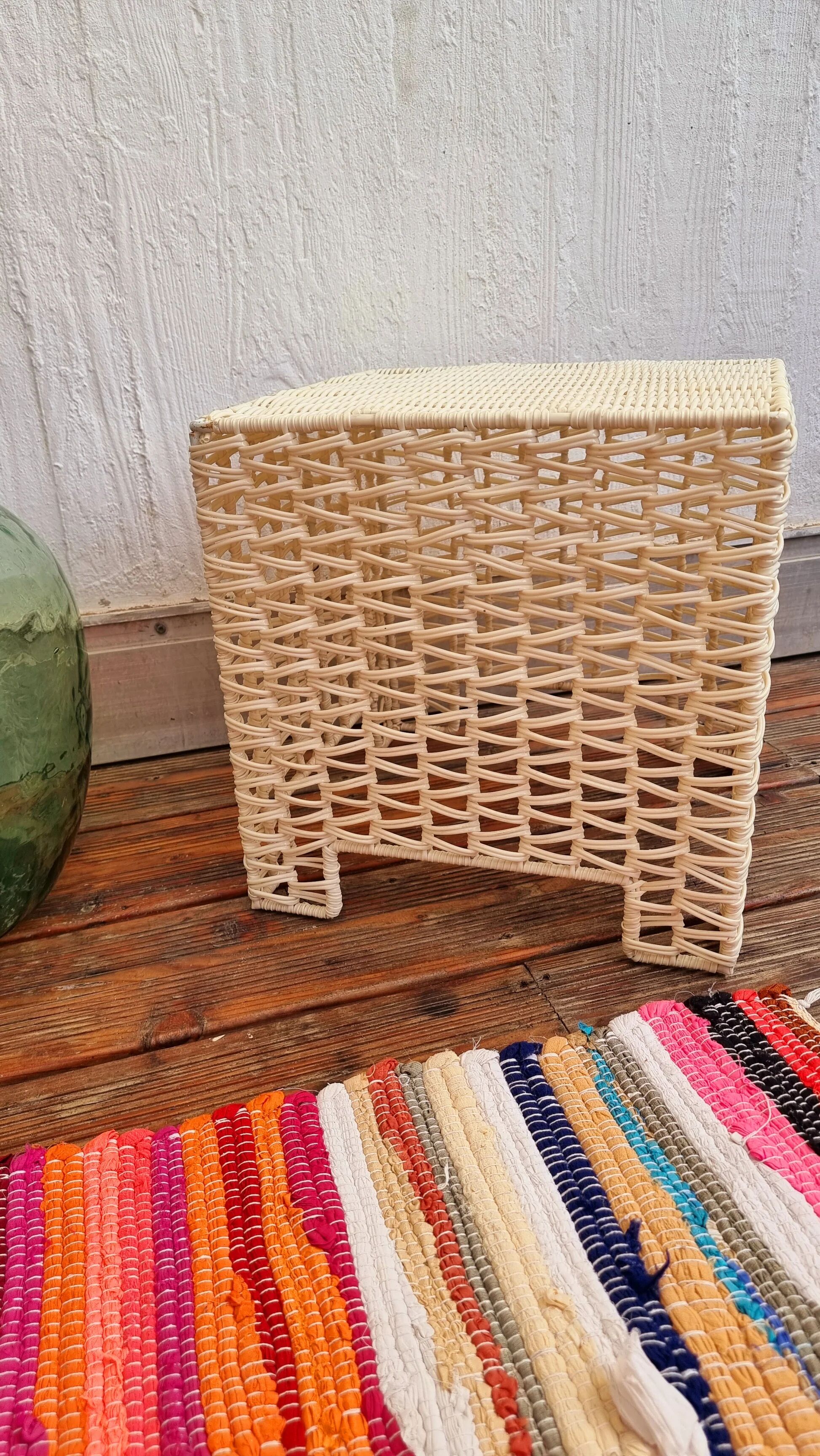 Table basse vintage cube en plastique tressé beige