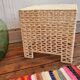 Table basse vintage cube en plastique tressé beige