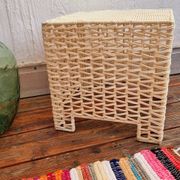 Table basse vintage cube en plastique tressé beige