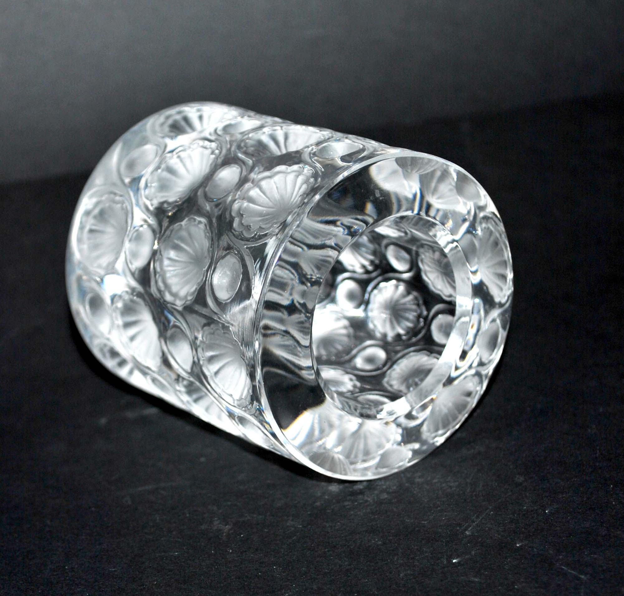 Photophore lalique modèle tokyo orné de fleurs et perles dépoli signé lalique france