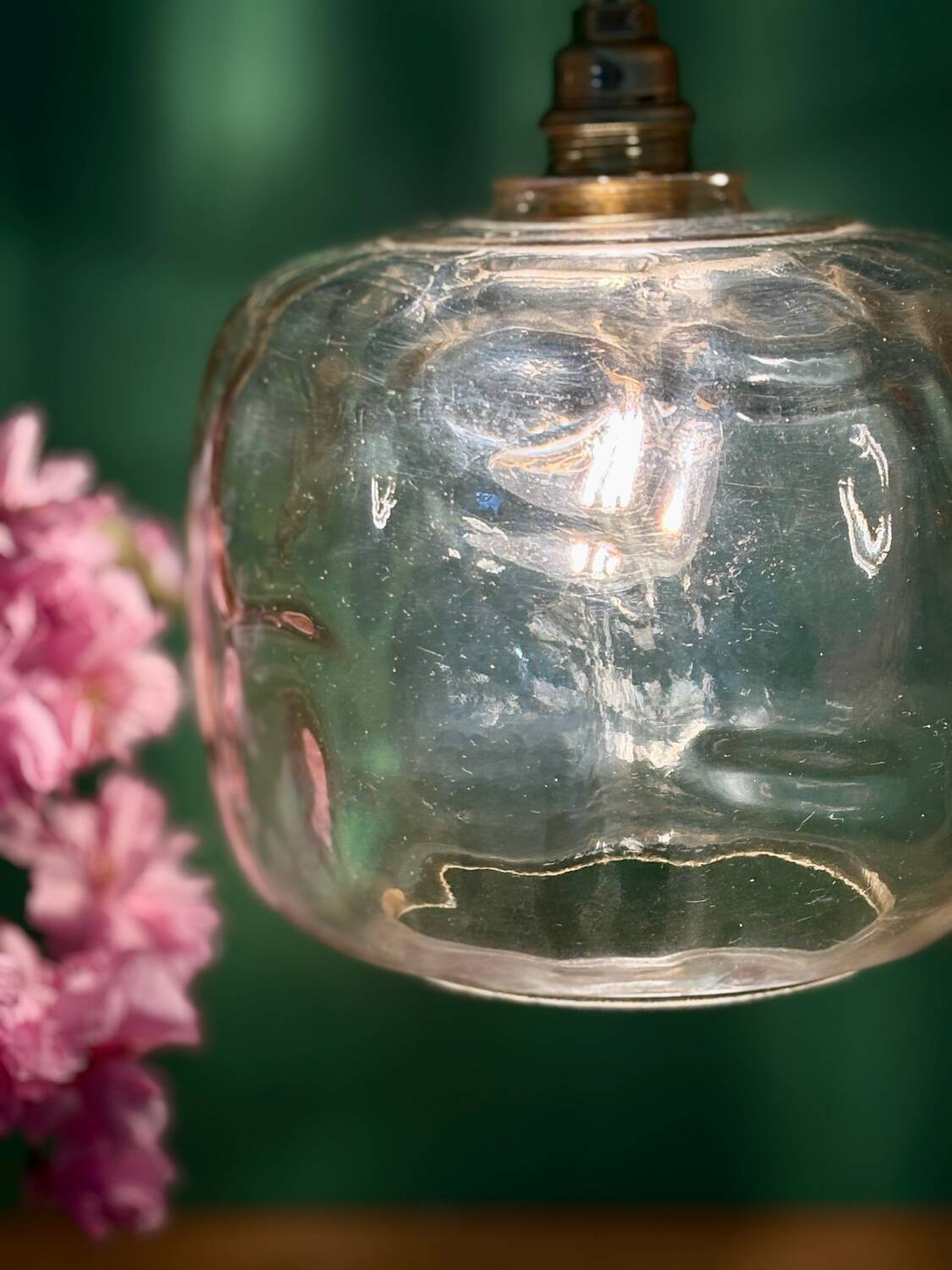 Suspension globe vintage en verre ambré