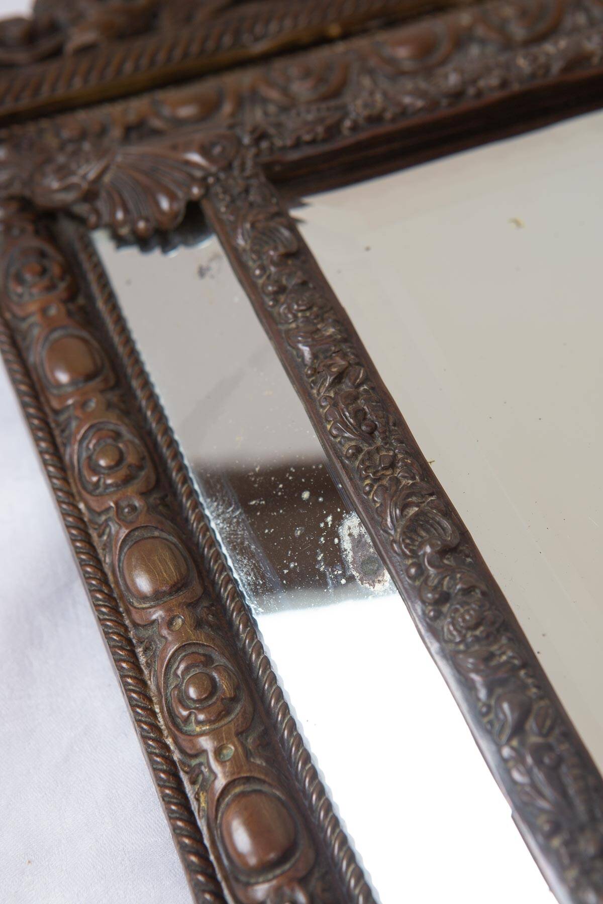 Ancien miroir français en laiton repoussé avec fronton XIXe siècle (56 cm)