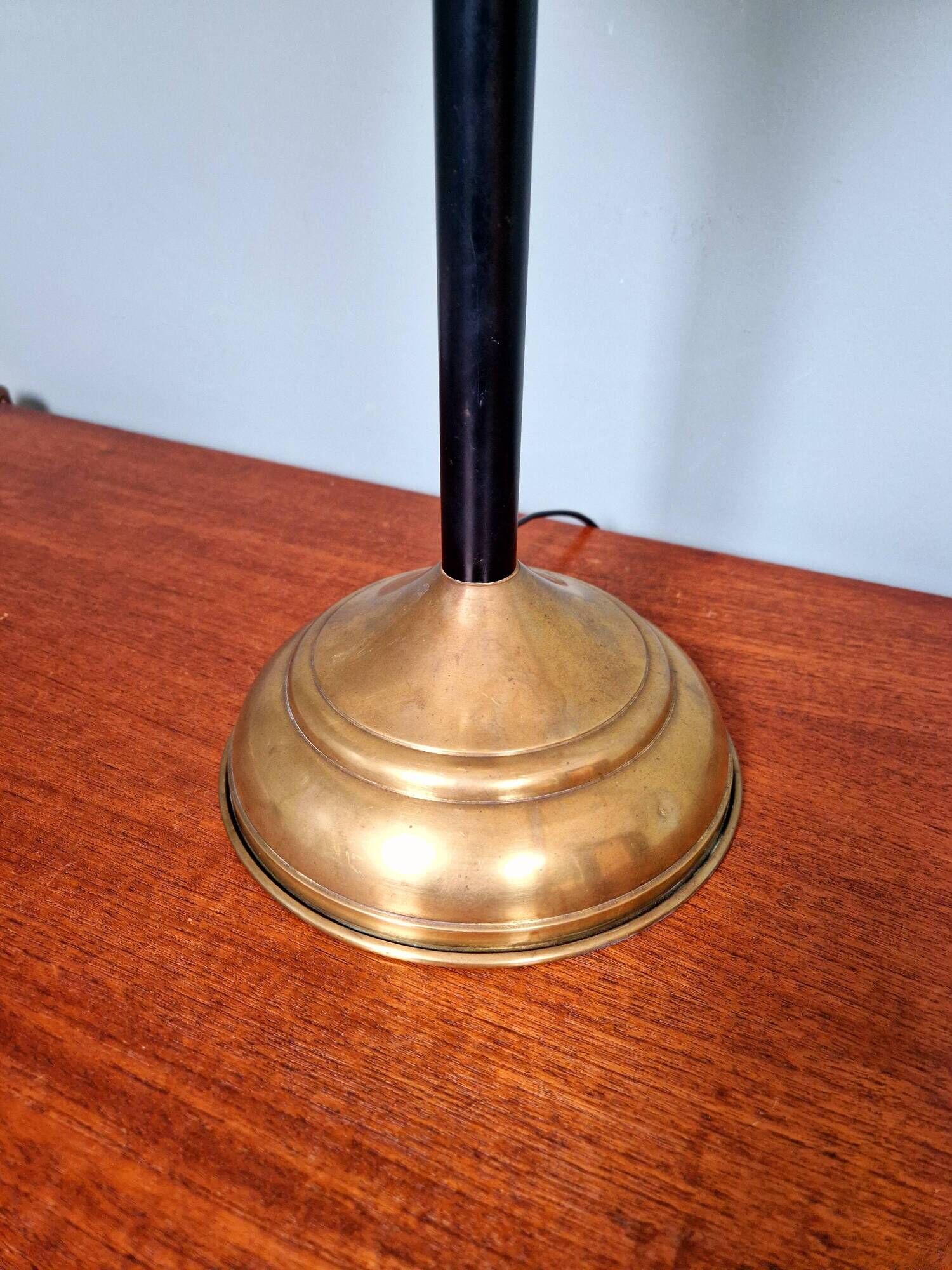 Large Art Deco table lamp, in brass and white opaline, 1920s-3
