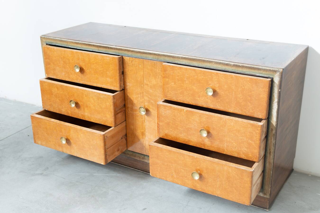 Comò in radica di betulla, con maniglie in ottone, 1950