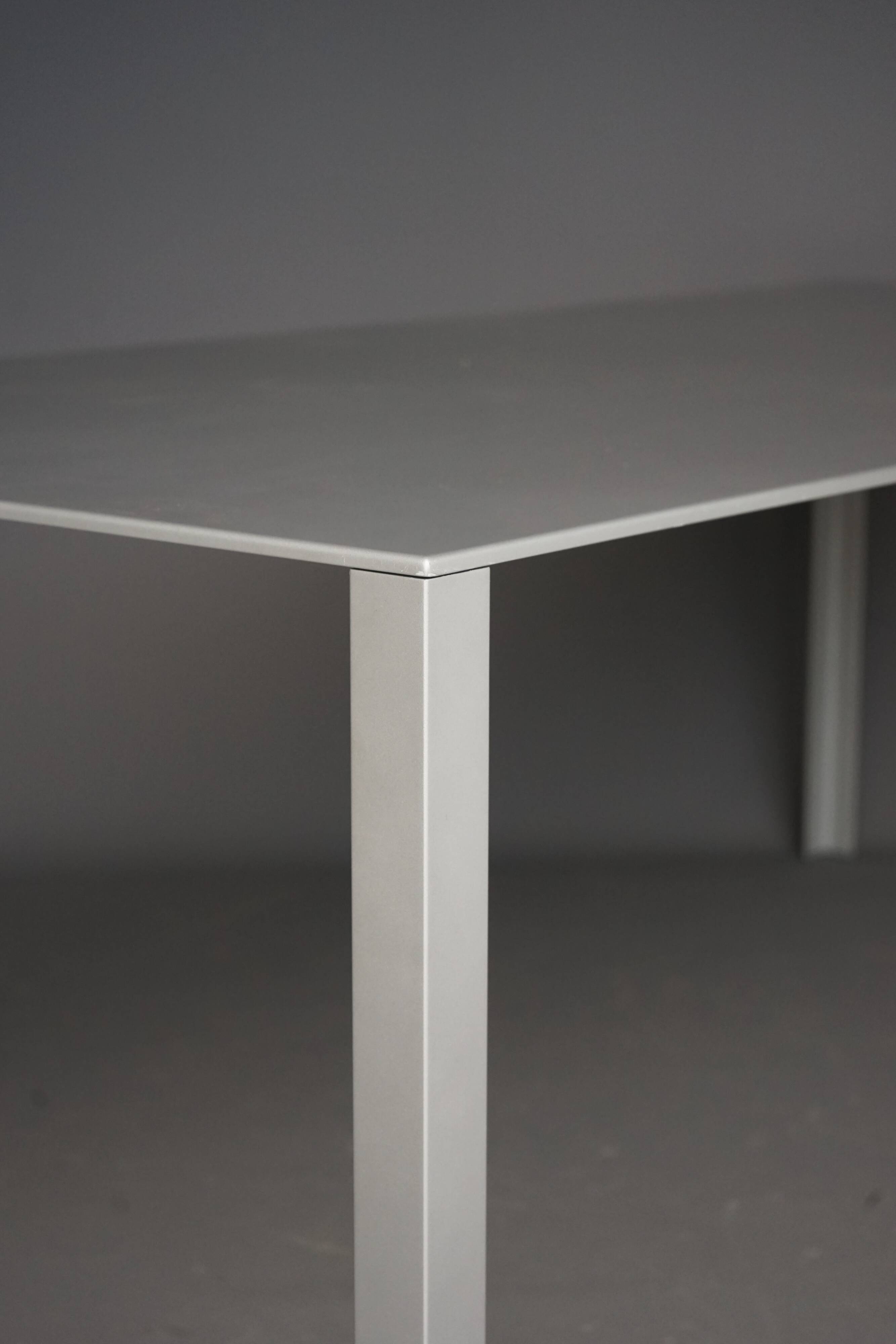 Table minimaliste « Less » de Jean Nouvel pour Molteni. Années 1990.