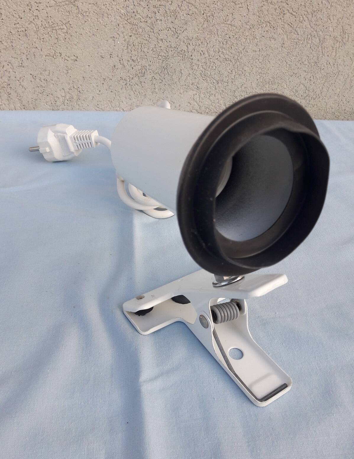 White clip spotlight Lita