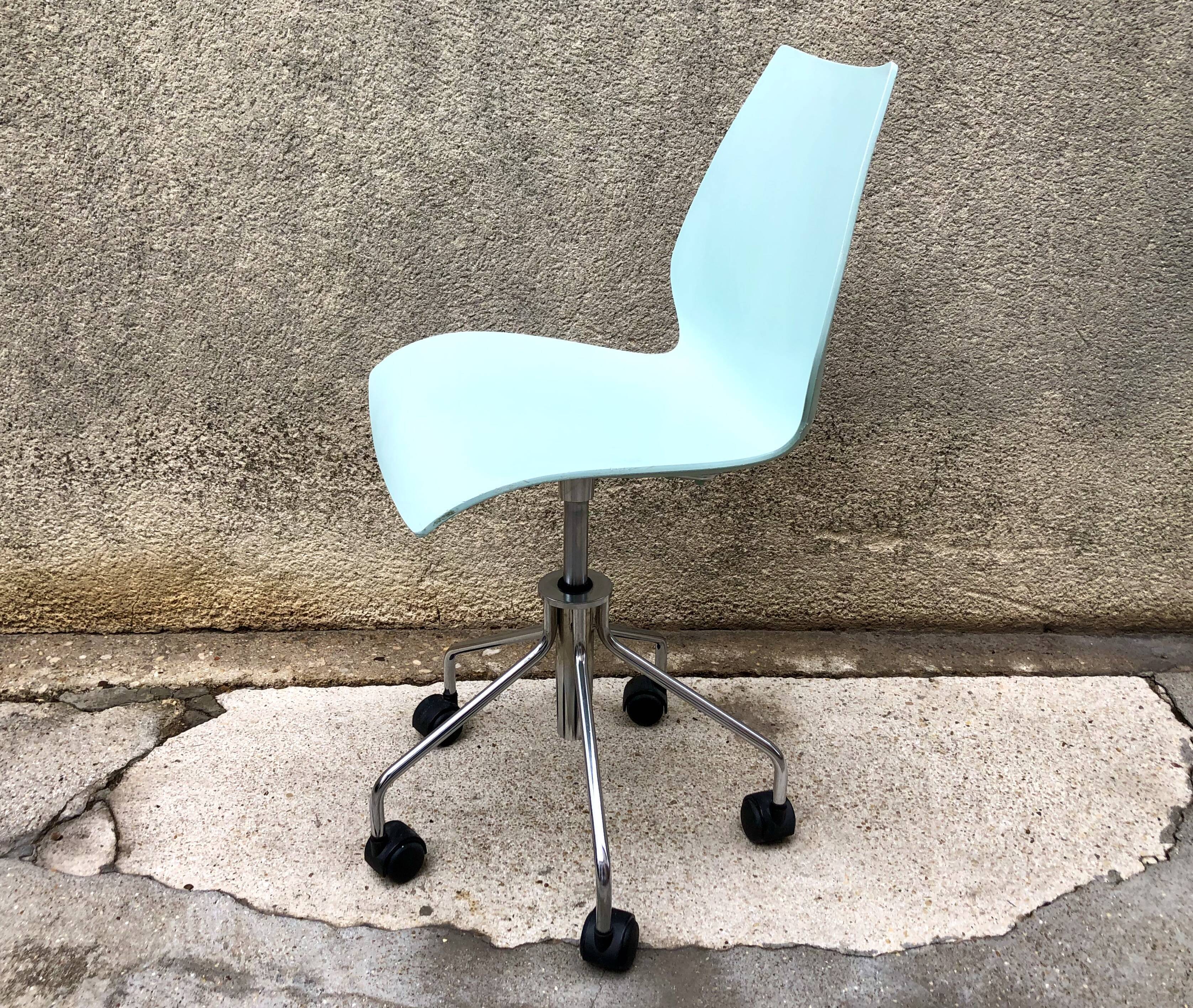 Mauï Kartell office chair design Vico Magistretti swivel wheel