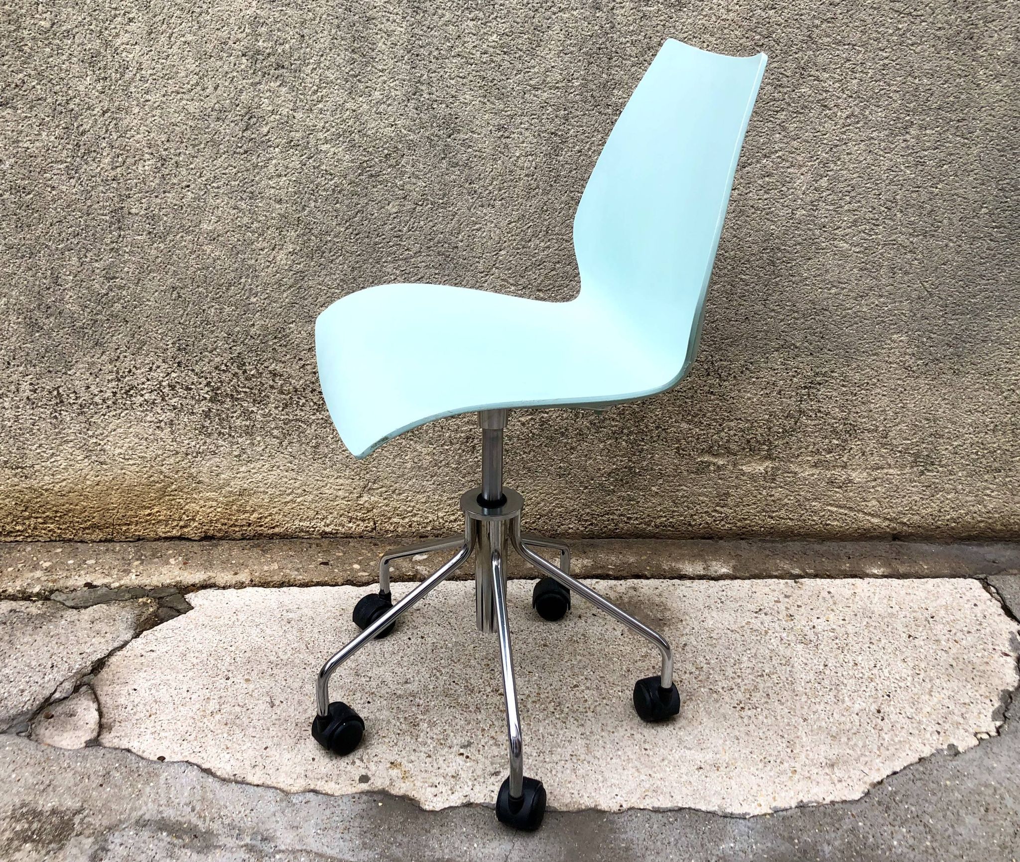 Mauï Kartell office chair design Vico Magistretti swivel wheel